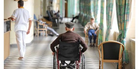 Ministra quer levar mais cuidados de saúde aos lares para evitar internamentos sociais