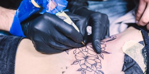 Estudo descobre efeitos prejudiciais das tatuagens no sistema imunitário