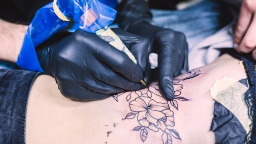 Estudo descobre efeitos prejudiciais das tatuagens no sistema imunitário