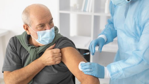 Quase 75% das pessoas com mais de 80 anos vacinadas contra a gripe - Vacinómetro