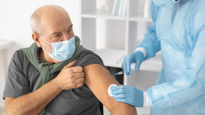 Quase 75% das pessoas com mais de 80 anos vacinadas contra a gripe - Vacinómetro