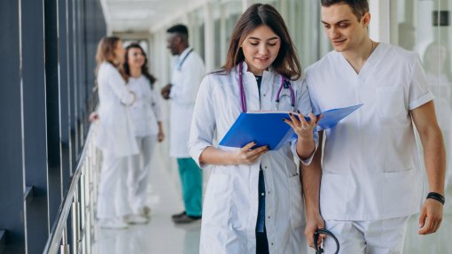 Saúde vê sinais positivos no concurso de médicos apesar de 20% de vagas por preencher