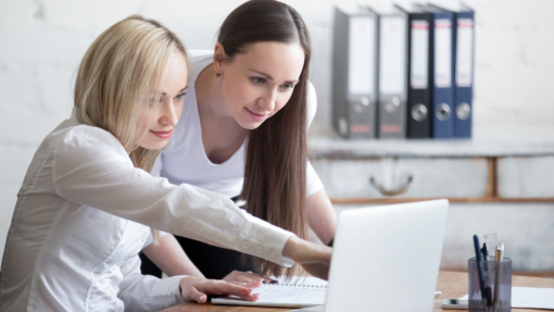 Mulheres na UE precisam trabalhar 15 meses para igualar salário anual dos homens - EIGE