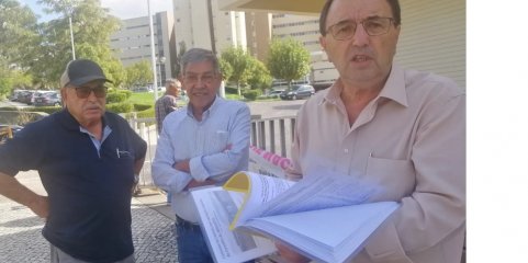 Utentes de Torres Novas entregam abaixo-assinado por plano de reparação de vias e alertam para urgência pediátrica