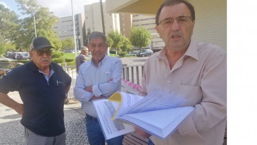 Utentes de Torres Novas entregam abaixo-assinado por plano de reparação de vias e alertam para urgência pediátrica