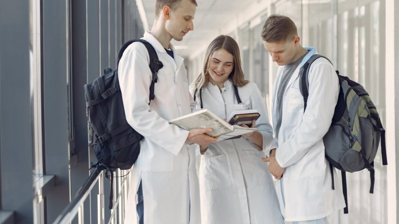 Estudantes de medicina pedem um SNS mais atrativo para chamar novos médicos