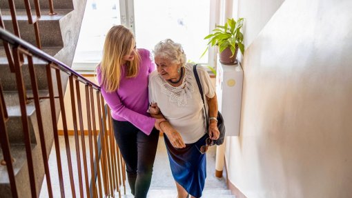 Subsídio ao cuidador informal deixa de contar como rendimento, anuncia Governo