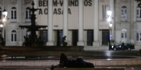 Sem-abrigo de Lisboa recebem roupas quentes e tratamentos médicos em festa de Natal