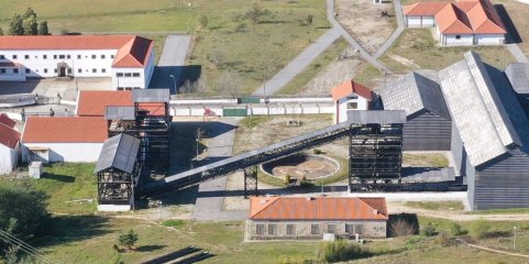 Mineiros da Urgeiriça prometem a Jorge Pinto lutar pelos seus direitos “à pazada e à picareta”