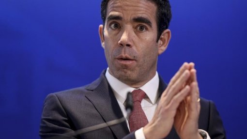 Ministro da Presidência acusa PS de ter governado“em nuvens cor-de-rosa”