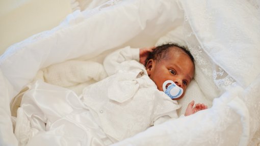 Guiné-Bissau: Governo cancela vacina à nascença e estudo sobre hepatite B em crianças