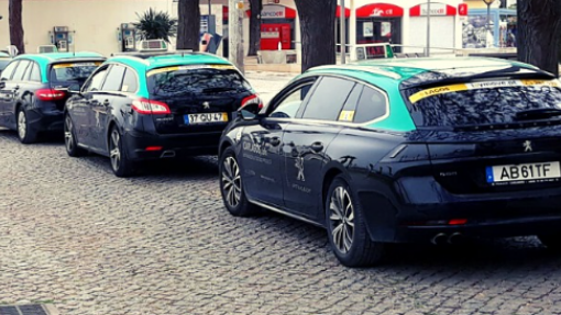 Profissionais do táxi disponíveis para colaborar no transporte de doentes