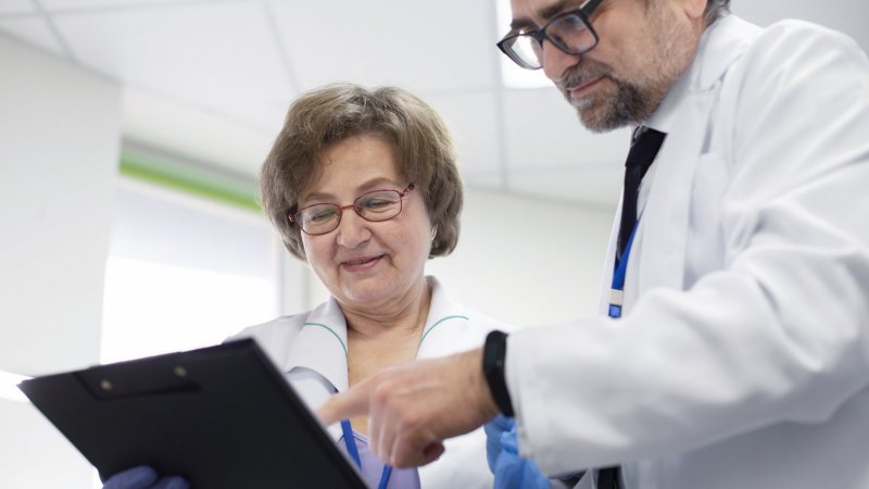 SNS pode contratar até 1.111 médicos aposentados em 2026 - Governo