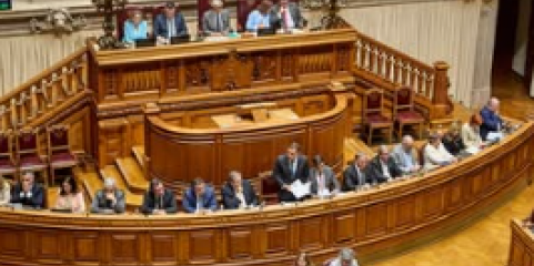 Parlamento chumba propostas para reformar governação do SNS