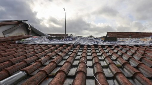 Homem morre no concelho de Porto de Mós em queda de telhado que reparava