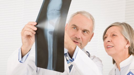 Mais de um milhão de utentes aguardavam consulta e 264 mil por cirurgia no final de 2025