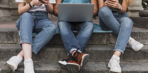 Quatro em cada 10 jovens revelam sinais de elevado risco de uso problemático da internet - estudo