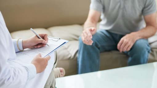 Coordenador da Rádio Aurora critica falta de apoios e modelo assente na medicalização