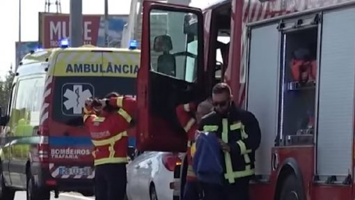 Um morto e três feridos graves em colisão entre ambulância e ligeiro em Faro