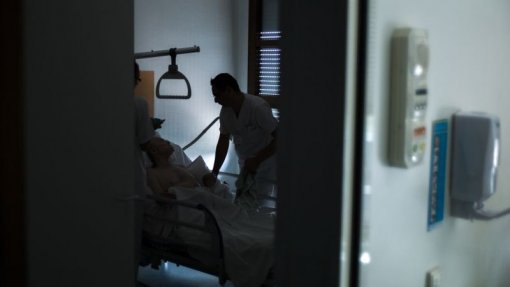Mais de metade dos utentes morreram à espera de vaga em cuidados paliativos em 2024