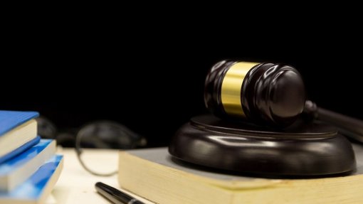 Três médicos condenados pela morte de mulher após recusarem realizar aborto na Polónia