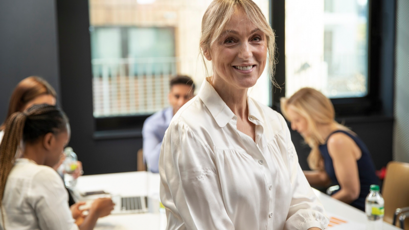 Mulheres são maioria e reforçam liderança, mas persistem desigualdades, segundo Pordata