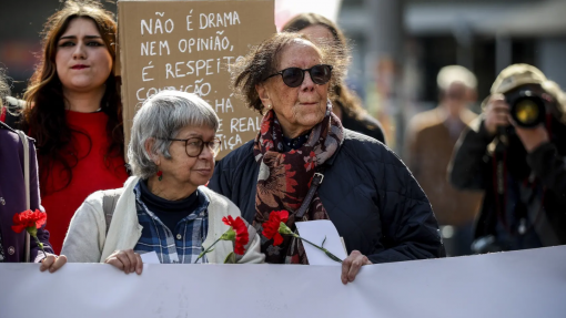 Millhares de pessoas descem baixa lisboeta no Dia Internacional da Mulher