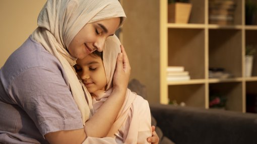 Ministra da Saúde pede a mães estrangeiras que procurem serviços de saúde