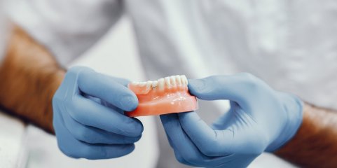 Novo programa de saúde oral cria cheque-prótese e reforça acesso no SNS