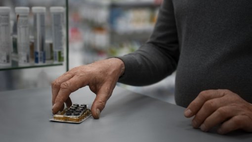 Hospitais sem 'stock' obrigam doentes de longe a ir todas as semanas buscar medicação - associação