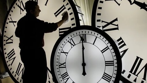 Relógios adiantam uma hora na próxima madrugada