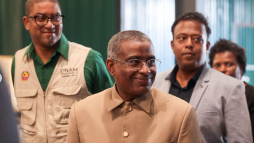 Ministro da Saúde moçambicano pede uso de linguagem "leve e simples" com doentes