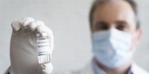 Parlamento aprova audição de atuais e ex-responsáveis da Saúde sobre vacinação covid-19