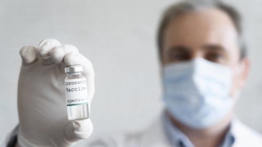 Parlamento aprova audição de atuais e ex-responsáveis da Saúde sobre vacinação covid-19