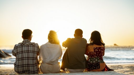 Portugueses com menos amigos sendo os mais jovens e pobres os que convivem menos - Estudo