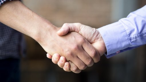 Força de um aperto de mão pode indicar risco de desenvolver doenças – estudo