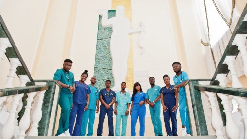 Médicos estagiários moçambicanos acampados e em greve por subsídio de 10 meses