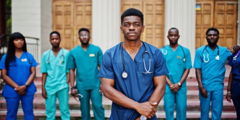 Governo moçambicano promete pagar subsídios a médicos estagiários acampados