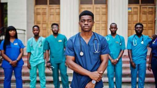 Governo moçambicano promete pagar subsídios a médicos estagiários acampados