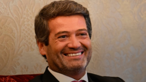 Ventura acusa Governo de atirar “dinheiro fora” na saúde, Montenegro garante que projetos vão avançar