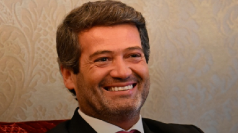 Ventura acusa Governo de atirar “dinheiro fora” na saúde, Montenegro garante que projetos vão avançar