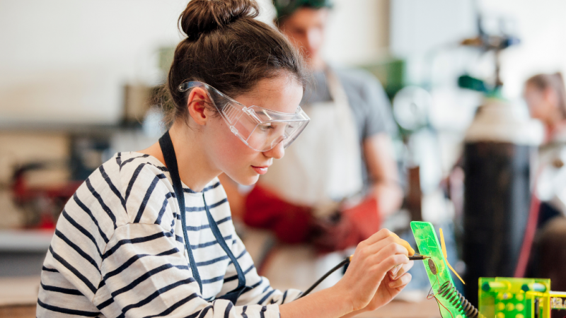 Programa 'Raparigas nas STEM' com "grande adesão" nos primeiros 6 meses