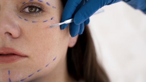 Cerca de 1.000 denúncias de procedimentos estéticos por pessoas não habilitadas em nove anos