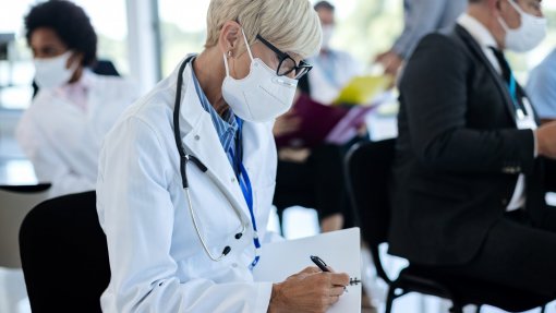 Investigação do cancro junta dois prémios Nobel e jovens cientistas no Algarve