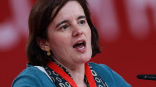 PS pede demissão da ministra da Saúde que acusa de ter desistido do SNS