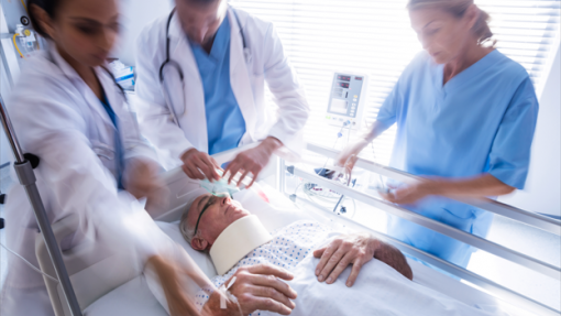 Horas extra nas urgências podem valer aos médicos entre 40% a 80% do salário