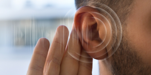 Sistema de audição controlado pelo cérebro distingue uma voz no meio da multidão