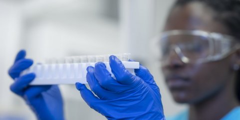 União Africana investiga se vacina contra estirpe Zaire do Ébola é eficaz na nova variante