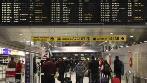 Hong Kong reforça controlo a viajantes vindos de África face a surto de ébola