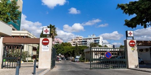 Médica que denunciou más práticas em Faro ilibada de pagar indemnização